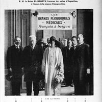 1654 - Page 2505 - Les journées médicales de Bruxelles, (24 juin - 27 juin). S. M. la Reine Elisabeth traverse les salles d’Exposition, à l’issue de la séance d’inauguration