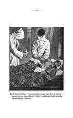 Le Dr Paul Haffkine et son aide faisant une injection de sérum à un pestiféré de Mandchourie (D'aprè [...]