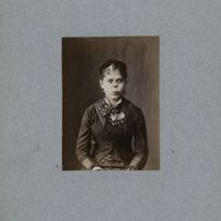 0010 - Page sans numérotation - [Portraits de femme avant et après pose de prothèse nasale]
