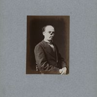 0012 - Page sans numérotation - [Portraits d'homme avant et après pose de prothèse nasale]