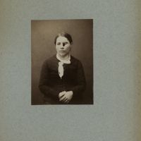 0028 - Page sans numérotation - [Portraits de femme avant et après pose de prothèse oculo-faciale]