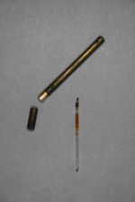 Etui en métal contenant une ampoule en verre