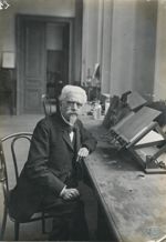 M. Gariel, professeur de physique biologique dans son laboratoire, à la faculté de médecine de Paris