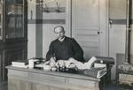 M. A. Prenant, dans son laboratoire d'histologie, à la faculté de médecine de Paris