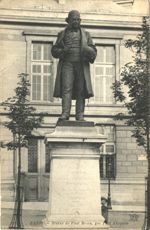 Paris : statue de Paul Broca