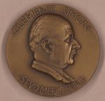 Avers : Clément Simon STUD.MEDIC.ANN.L
Revers : Au docteur Clément Simon. Ses collègues. Ses amis. 1 [...]