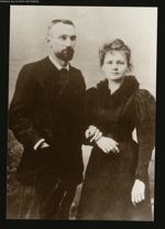 19. Pierre et Marie Curie en 1895, l'année de leur mariage. Association Curie et Joliot-Curie, 11, r [...]