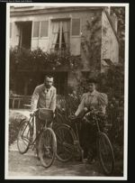 12. Pierre et Marie Curie devant leur maison de Sceaux (1895). Musée du laboratoire Curie, Institut  [...]