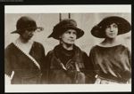 18. Marie Curie et ses deux filles : Irène et Eve, lors de leur voyage aux Etats-Unis, en 1921. Asso [...]