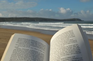 leyendo-un-libro-en-la-playa