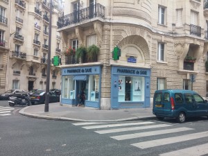 Pharmacie de Saxe. Rue Léon Vaudoyer, Paris. Source : David Benoist